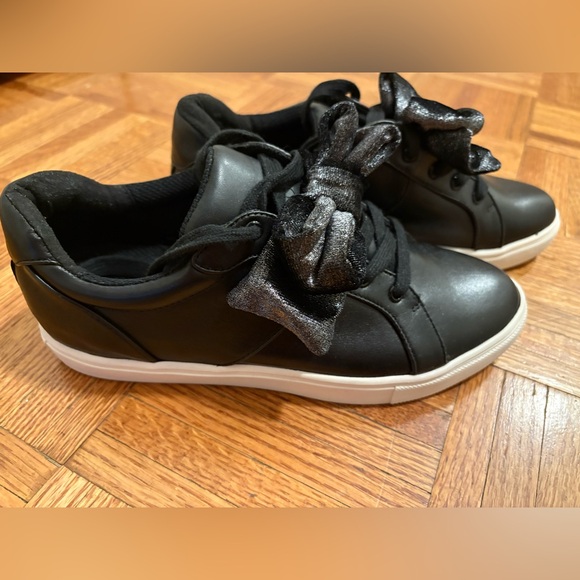 NWT SAKS FIFTH AVENUE sneakers
Black leather with bows
Brand new without box - Picture 4 of 12